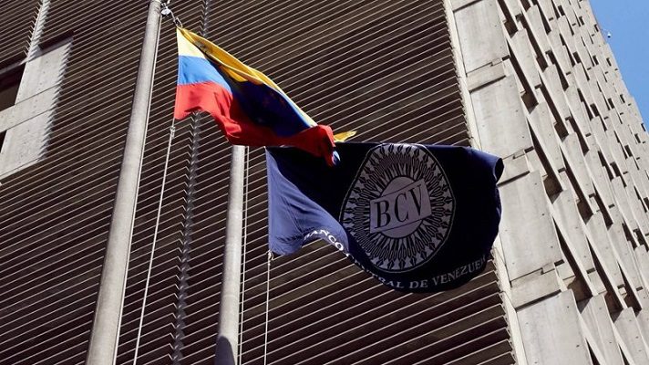 Nuevamente, el Banco Central de Venezuela prepara un mecanismo para dolarizar formalmente la economía. Se trata de un plan de compensación y entrega de créditos en divisas extranjeras, según informó la agencia Bloomberg.