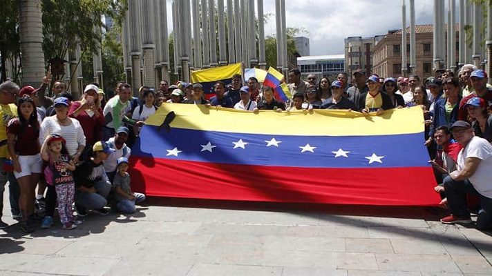 Decenas de venezolanos se plantaron este domingo frente al Monumento a Los Héroes en Bogotá, Colombia. Lo hicieron para rechazar las elecciones de este 6 de diciembre. Calificaron estos comicios como un 