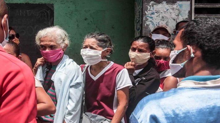 Ser jubilados y pensionados en la Venezuela de la crisis y la pandemia, definitivamente, no es nada fácil. Miles de ancianos en el país se han quedado solos a causa de la migración y se han visto obligados a trabajar.