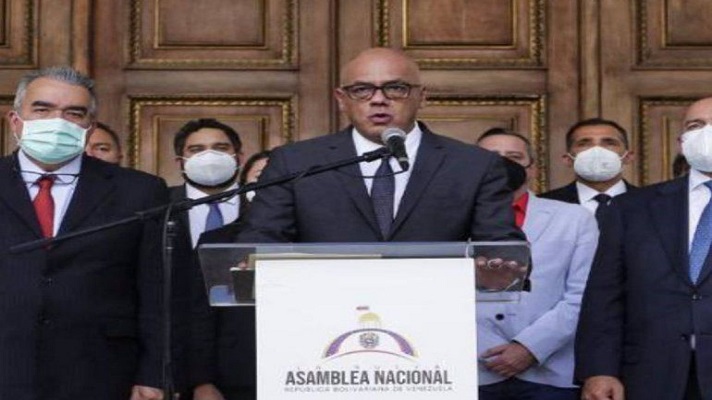 El parlamento chavista anunció este domingo que suspende las sesiones programadas para esta semana. El temor a la COVID-19 es la razón, puesto que en los últimos tres días las cifras oficiales aumentaron exponencialmente. Además, acatará el llamado de Nicolás Maduro a permanecer en cuarentena radical por siete días más.