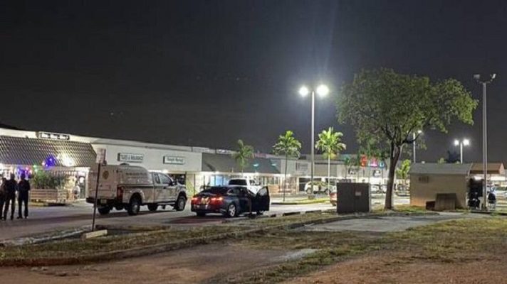 Al menos dos personas murieron y se estima que entre 20 y 25 personas resultaron heridas en un tiroteo en Miami. Los hechos ocurrieron en espacios aledaños de un salón de banquetes en el sur de Florida, dijo la policía.