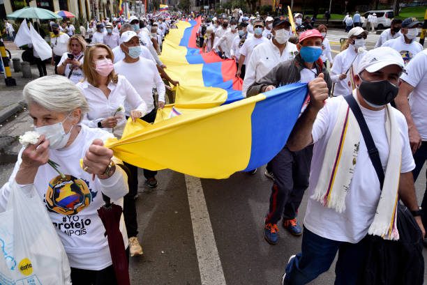 Colombianos reclaman por igualdad y justicia social