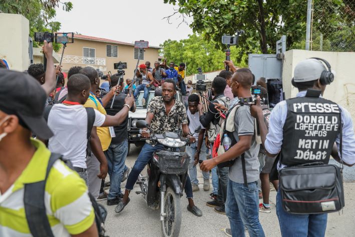 Complicada situación política tras magnicidio de presidente en Haití al parecer en manos de un comando de exmilitares colombianos según el informe oficial.