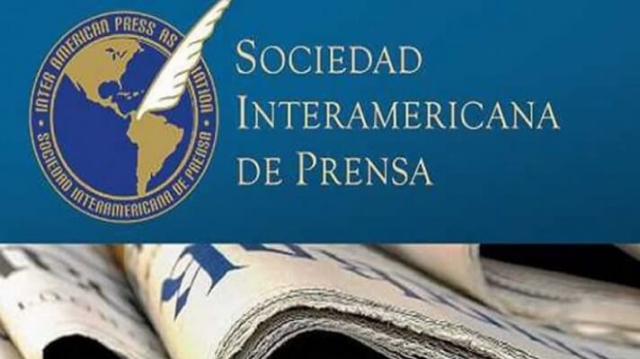 La Sociedad Interamericana de Prensa (SIP) consideró un ataque a la libertad de prensa un proyecto de ley en Colombia que propone hasta 10 años de cárcel y multas millonarias contra quienes critiquen a funcionarios públicos.