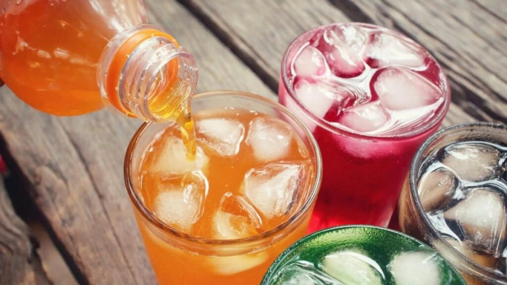 Una botella de refrescos puede llegar a tener alrededor de 7 cucharadas de azúcar.