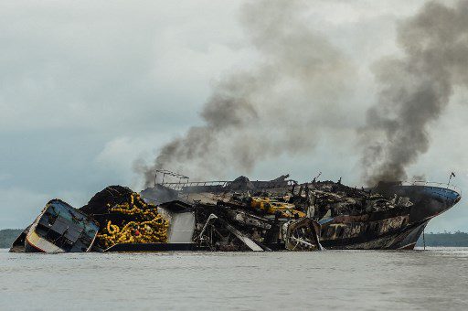 El humo sale del barco venezolano Taurus 1 ardiendo en la bahía de Buenaventura, departamento del Valle del Cauca, Colombia, el 6 de septiembre de 2022.