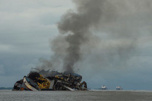  29 personas fueron rescatadas a bordo luego de que se produjera un incendio debido a un cortocircuito, informó la Armada de Colombia. 
