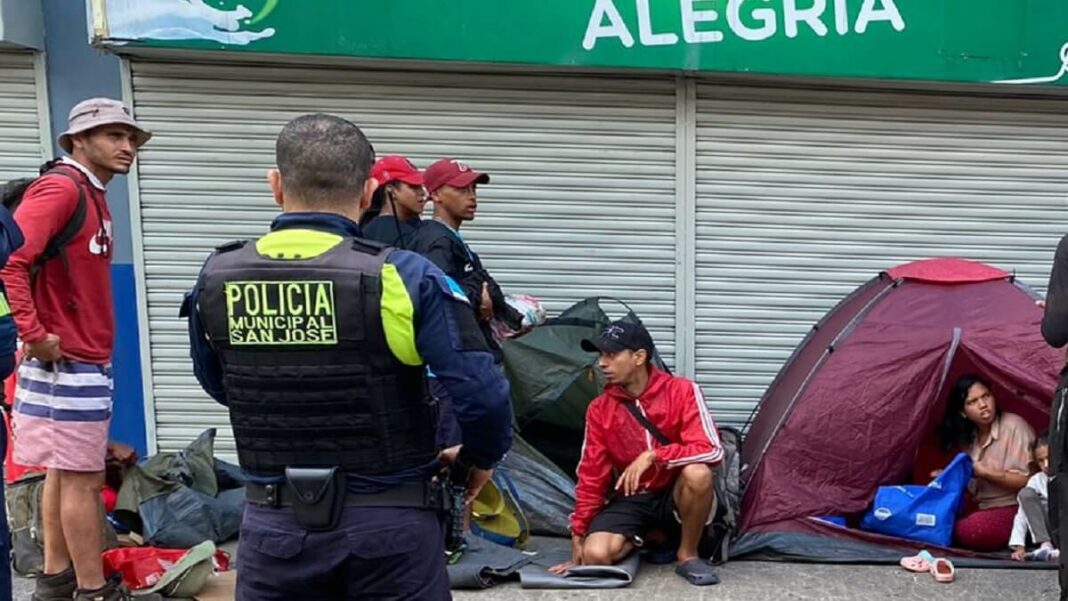 Los beneficiarios de la nueva medida son los migrantes venezolanos y nicaragüenses en Costa Rica. Foto referencial