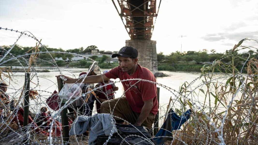 La frontera México-estadounidense está llena de objetos que los migrantes abandonan a su paso. Foto AFP