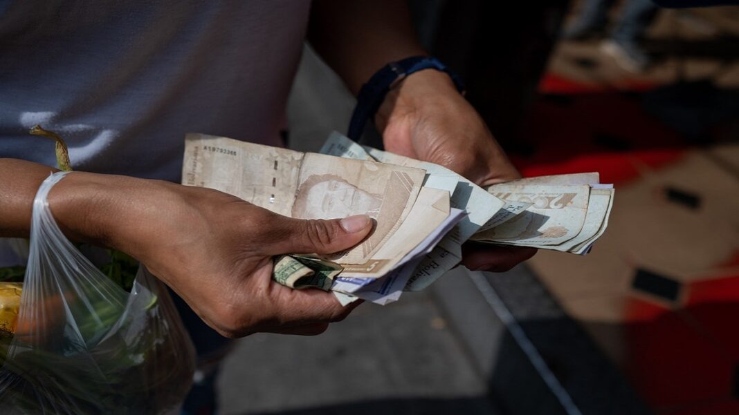 La desconfianza en el bolívar es una de las principales causas de la crisis económica del país. Foto AFP