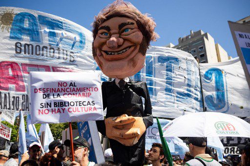 Un títere del presidente argentino Javier Milei es visto durante una manifestación durante una huelga nacional contra el gobierno de Javier Milei en el centro de Buenos Aires, el 24 de enero de 2024.