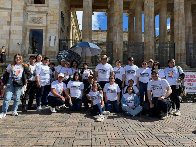 Familiares de colombianos detenidos en Venezuela se reunieron frente al Capitolio Nacional, en la Plaza de Bolívar de Bogotá, para exigir al Gobierno de Colombia su intervención diplomática en favor de la liberación de sus seres queridos. Foto cortesía: clippve