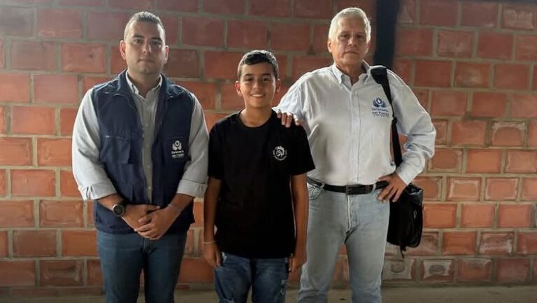 Lyan José Hortúa al momento de su liberación. Foto cortesía Defensoría del Pueblo de Colombia.
