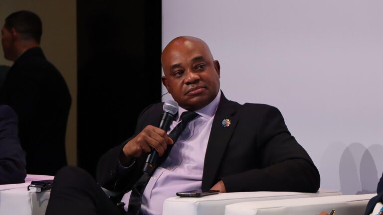 El excanciller colombiano Luis Gilberto Murillo durante su participación en el foro internacional “De París a Sevilla: Progreso y Prioridades para la Reforma del Sistema Financiero Internacional”, el 11 de noviembre de 2024. Foto cortesía.